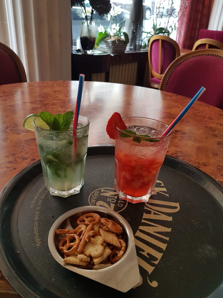 Cocktail bar restaurant terrasse Les Ambassades - resto Butte Montmartre