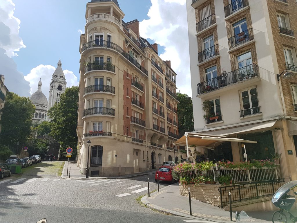 Restaurant Montmartre terrasse et vue sur le Sacré-Cœur - service salle et terrasse