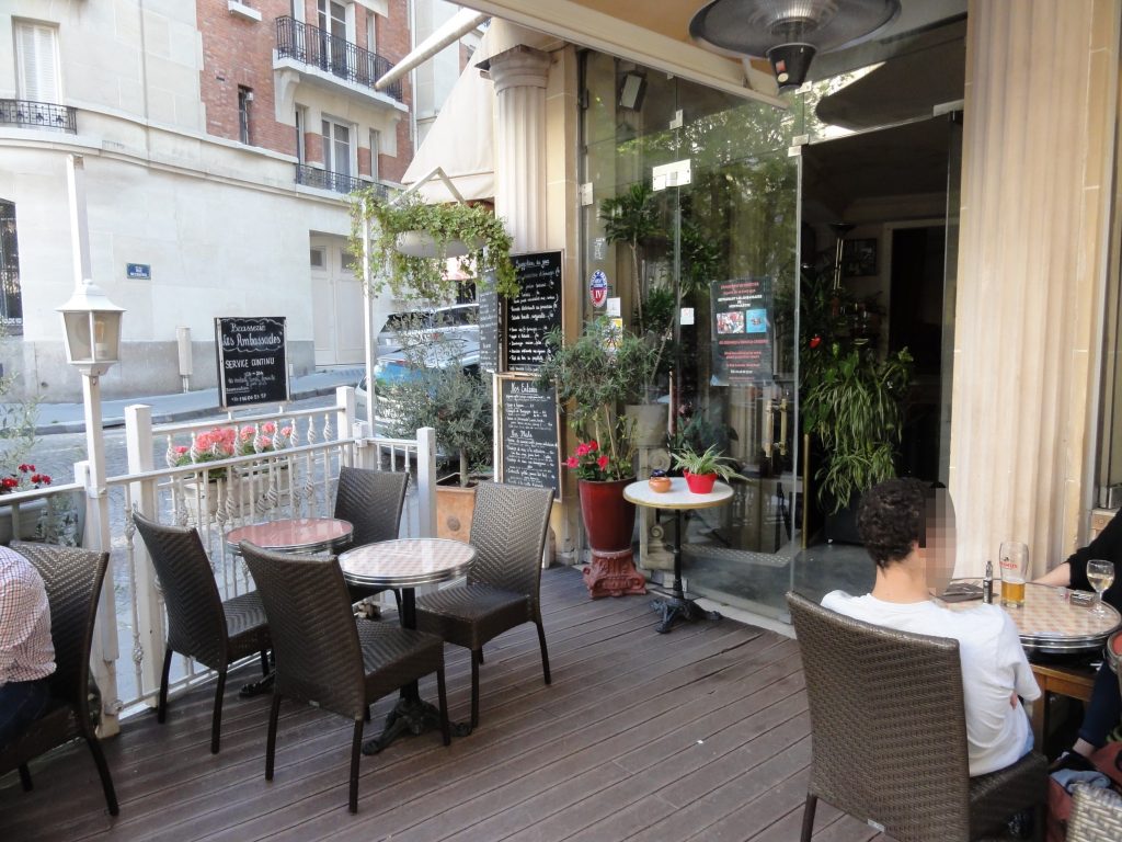 Restaurant terrasse Montmartre Les Ambassades, un endroit tranquille pour boire un verre et se restaurer sur la Butte Montmartre.
