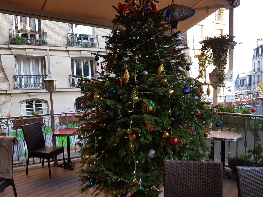 Sapin Noël en terrasse - restaurant Butte Montmartre Les Ambassades