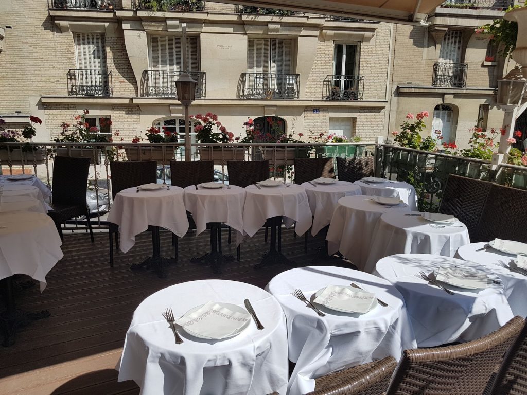 Restaurant Butte Montmartre terrasse nappes blanches