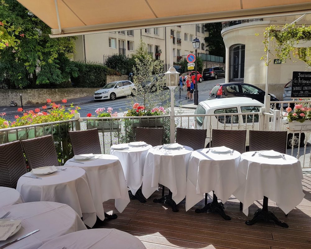 Restaurant terrasse Butte Montmartre nappes blanches