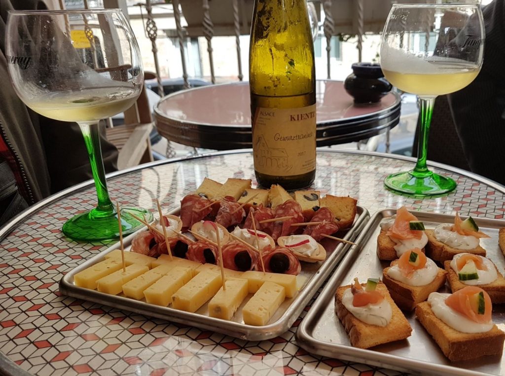 Vin d'Alsace et amuses bouche terrasse resto Montmartre Paris