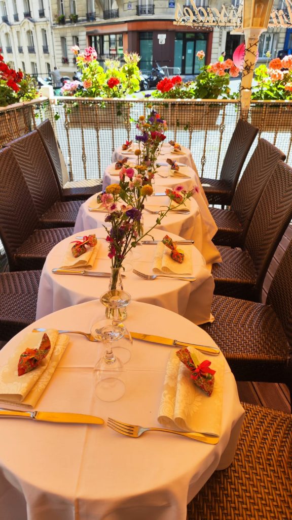 Restaurant Montmartre terrasse, mise en place repas de fête 10 personnes Paris 18