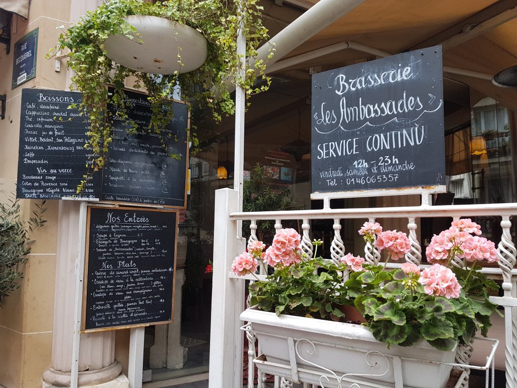 restaurant montmartre terrasse Les Ambassades entrée rue Becquerel