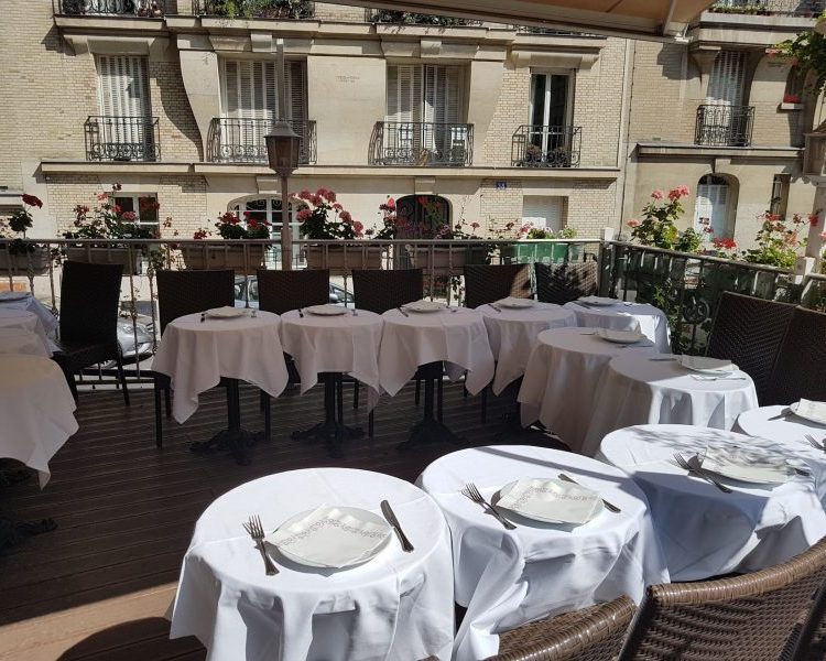 Restaurant Butte Montmartre terrasse nappes blanches