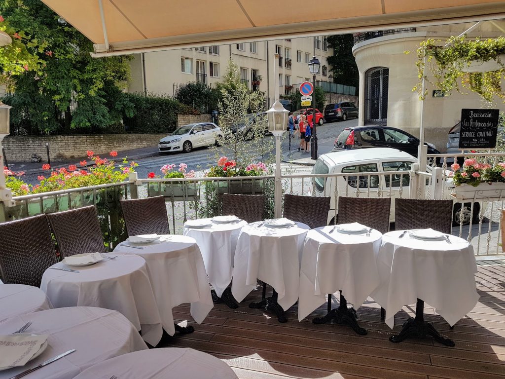 Terrace restaurant Montmartre for cocktail dinner