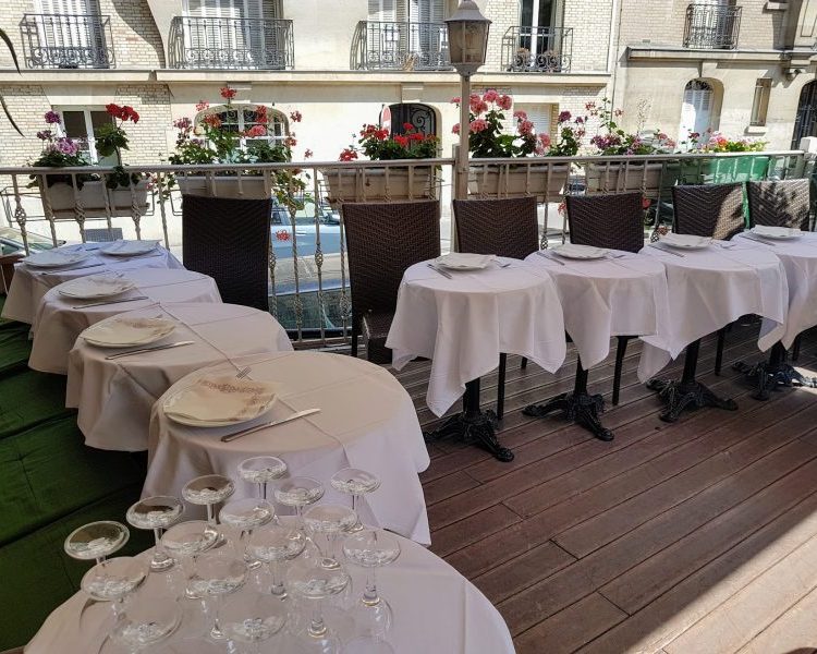 Restaurant terrasse Montmartre nappes blanches