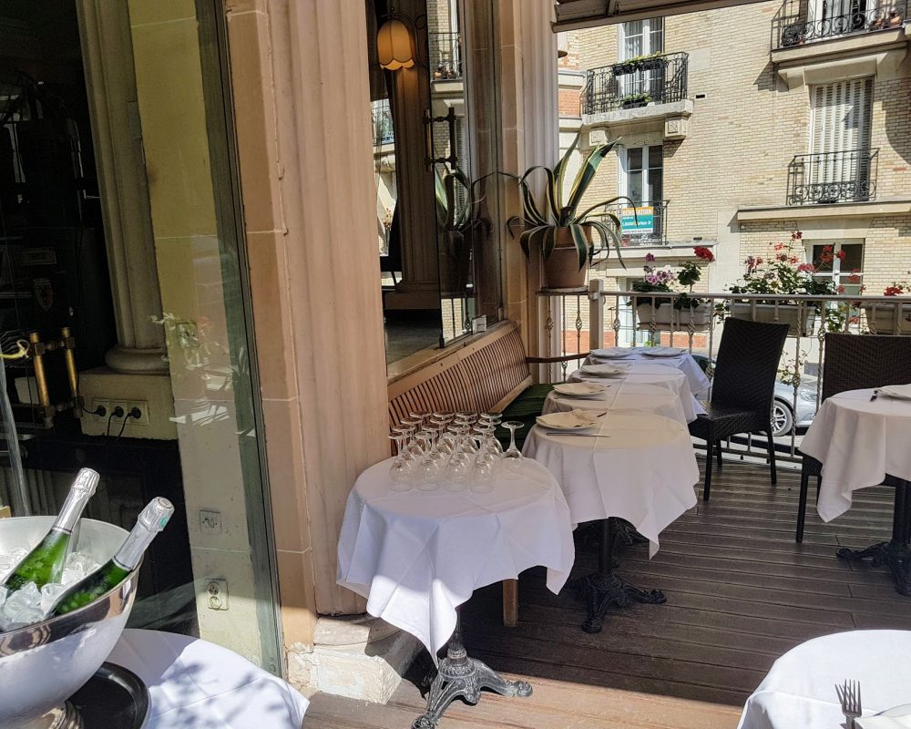 Restaurant terrasse Paris Montmartre nappes blanches
