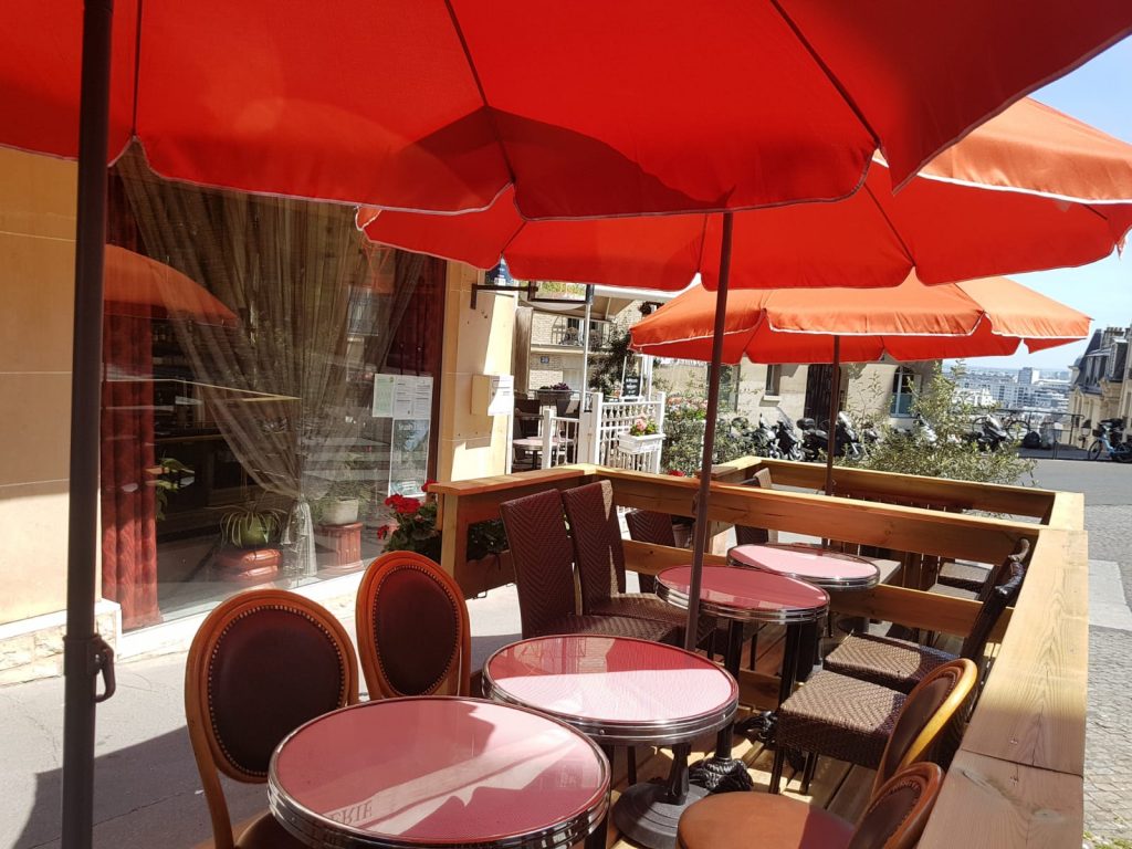 Terrasse boire et manger resto Montmartre Les Ambassades