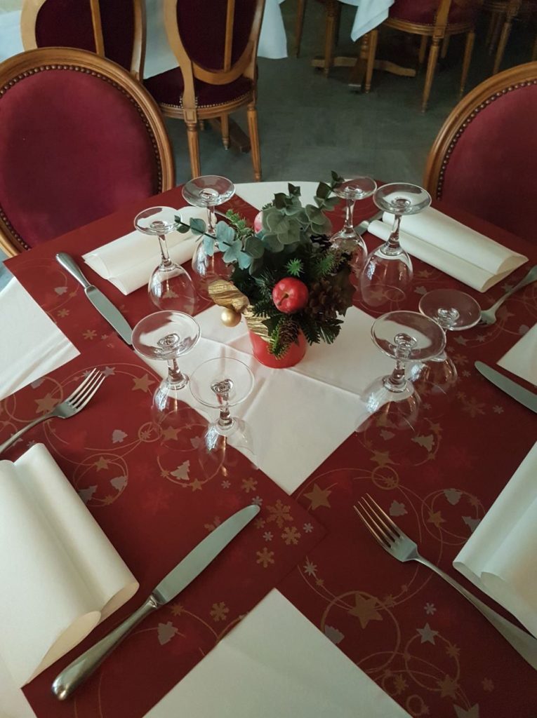 Réservation table de 2 en amoureux ou table de 4 conviviale - Restaurant Paris Montmartre Les Ambassades