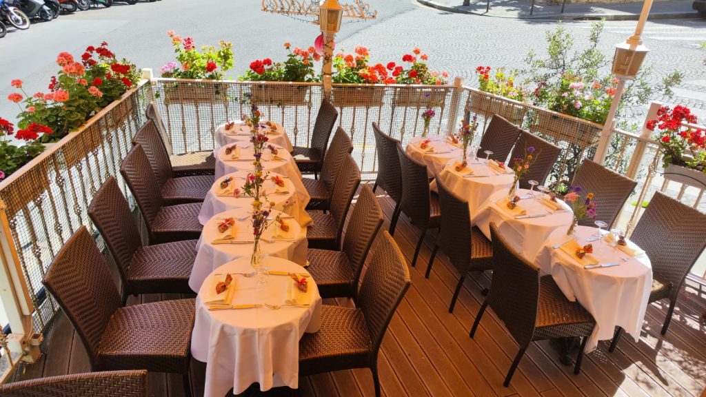 Restaurant terrasse Montmartre repas de baptême 20 personnes Paris 18 - terrasse privatisée