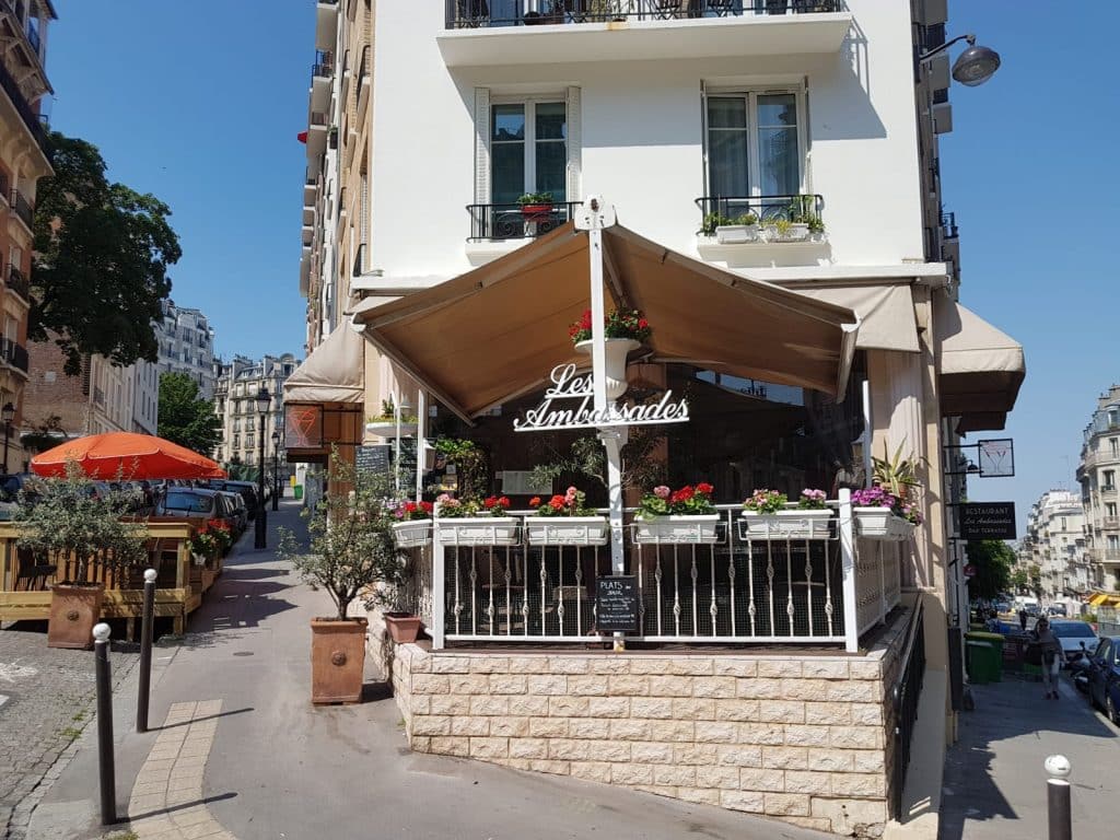 Restaurant romantique Montmartre terrasse fleurie rue Lamarck