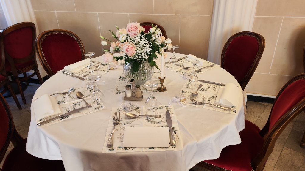 Table ronde pour repas festif 6 personnes - Restaurant Montmartre Les Ambassades