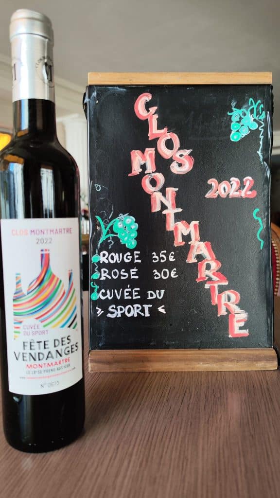 Dégustation de vin de Montmartre à la brasserie restaurant sur la Butte Montmartre Les Ambassades. Fête des vendanges de Montmartre 2023